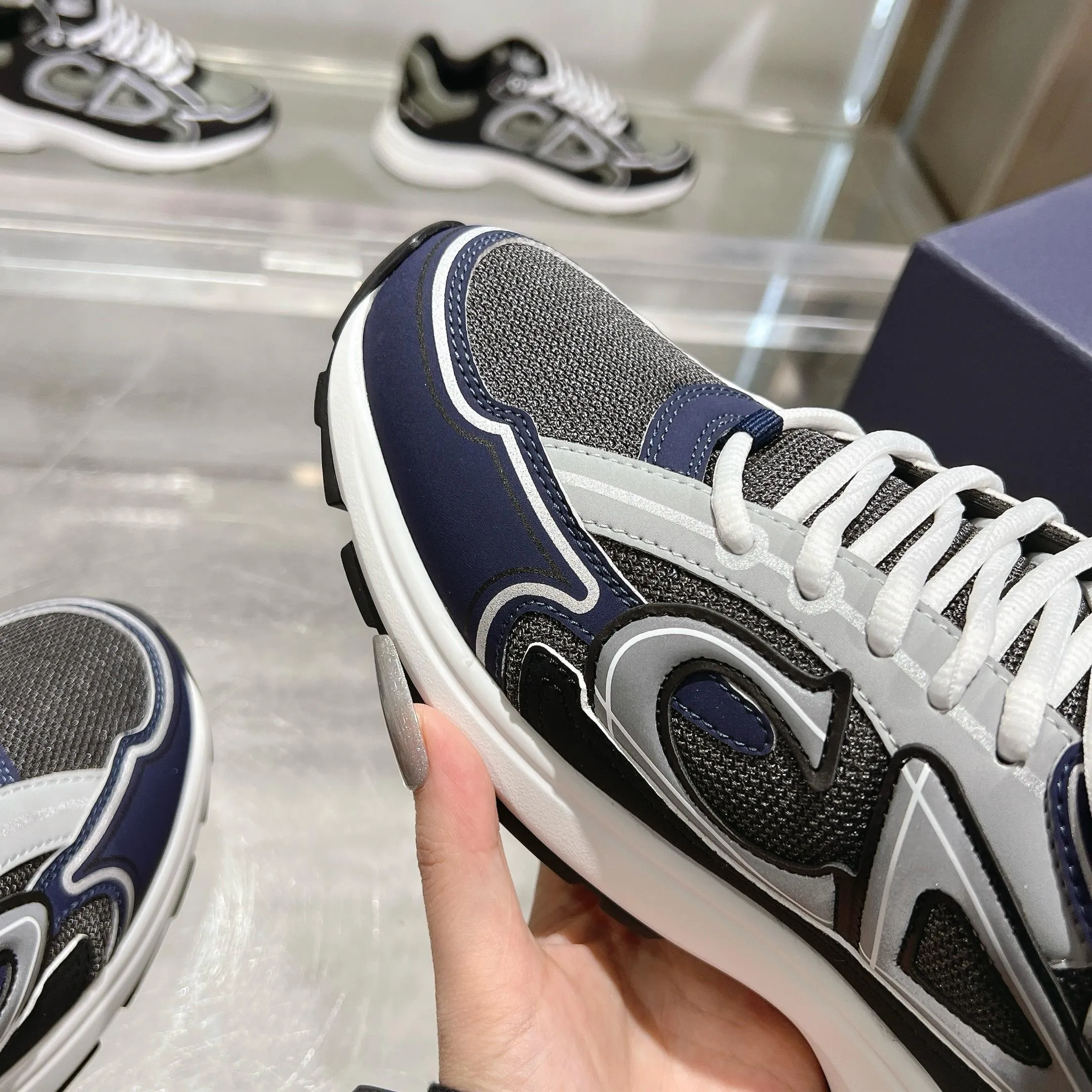 👟👟Ex-factory price 520👟👟 H612 high version B30 low-top sneakers are one of the flagship styles of this series. Crafted from mesh and technical fabrics, it's finished with a reflective 'CD30' graphic and 'DIOR B30' and 'CD30' logos on the heel and tongue. The extra-light, sculpted rubber sole adds style with signature accents, while internal stretch details create ideal comfort. Can be paired with a variety of casual looks to show a fashionable, modern and sporty style. ✅Size: 35-47 (45-46-47 customized, non-returnable and non-exchangeable) ✅Sole material: Original ultra-light IP sole ✅Packaging: Brand new counter packaging